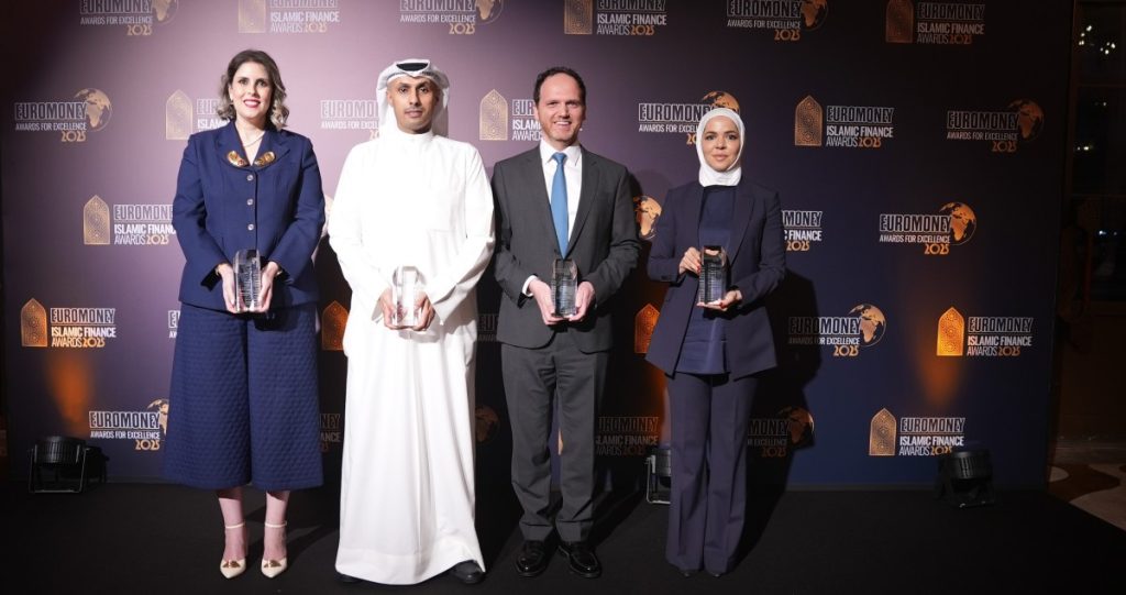 'الوطني'-يحصد-4-جوائز-من-'يوروموني'-للتميز-خلال-2025