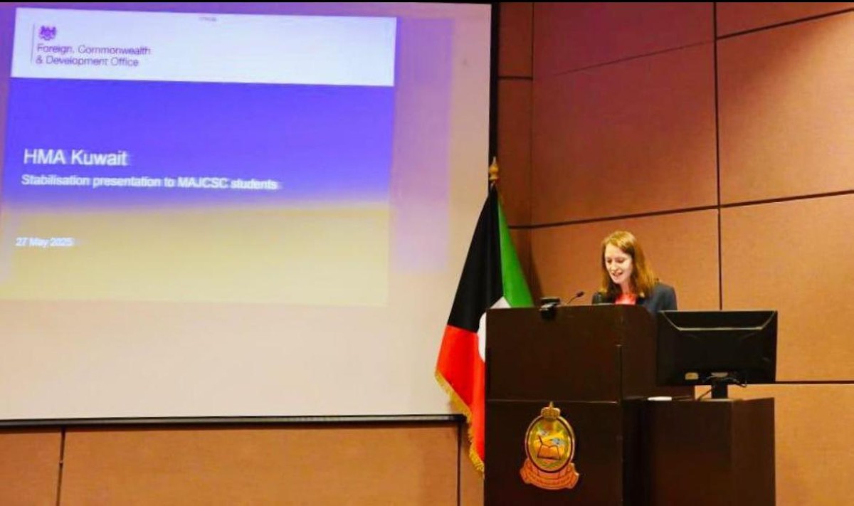 السفيرة-البريطانية-تحاضِر-بكلية-مبارك-العبد-الله-حول-الدعم-الإنساني-في-'عمليات-الاستقرار'
