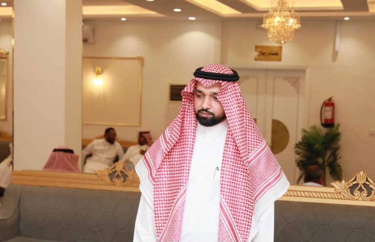 محمد أمين متولي.. صانع المحتوى المكي الذي حوّل الإعلانات إلى رسائل ملهمة