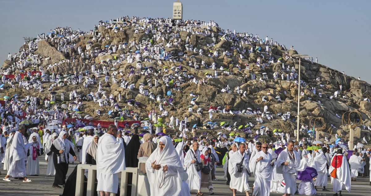 ضيوف-الرحمن-يؤدون-ركن-الحج-الأعظم-على-صعيد-'جبل-الرحمة'