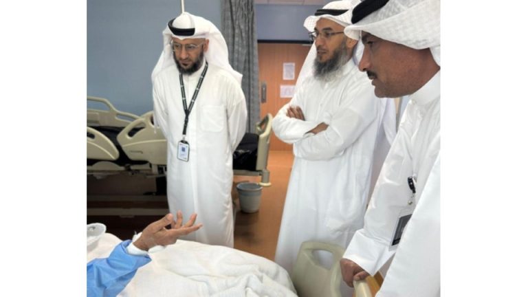 رئيس-الخدمات-الطبية-في-بعثة-الحج-يطمئن-على-صحة-أحد-الحجاج-الكويتيين-وتفاصيل-علاجه