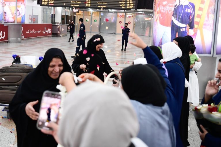 الكويت-تستقبل-حجاجها-بالورد-والدعاء