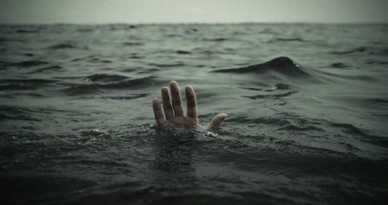 إنقاذ-طفل-مصري-من-الغرق-في-'السالمية'