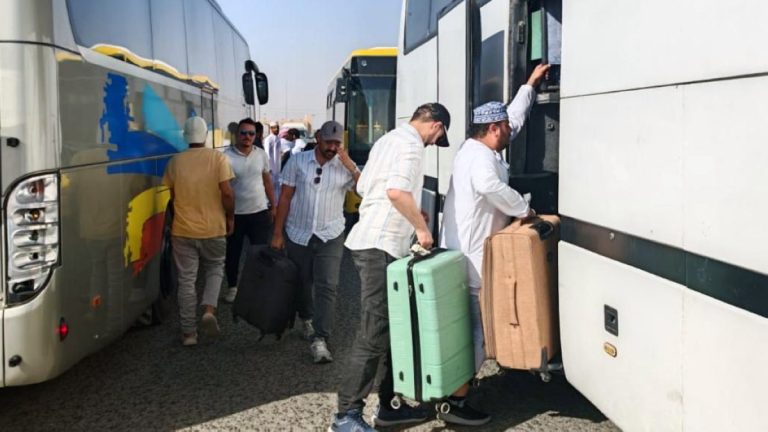 السفارة-العمانية:-نتابع-عودة-مواطنينا-عبر-منفذ-العبدلي-ومغادرتهم-عبر-مطار-الكويت