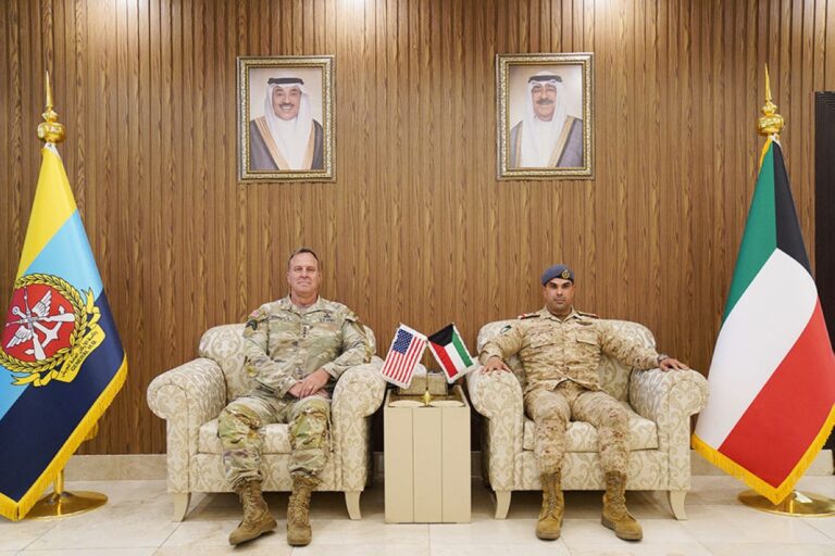 نائب-رئيس-'الأركان'-يبحث-مع-قائد-القيادة-المركزية-الأميركية-تعزيز-العمل-العسكري-المشترك