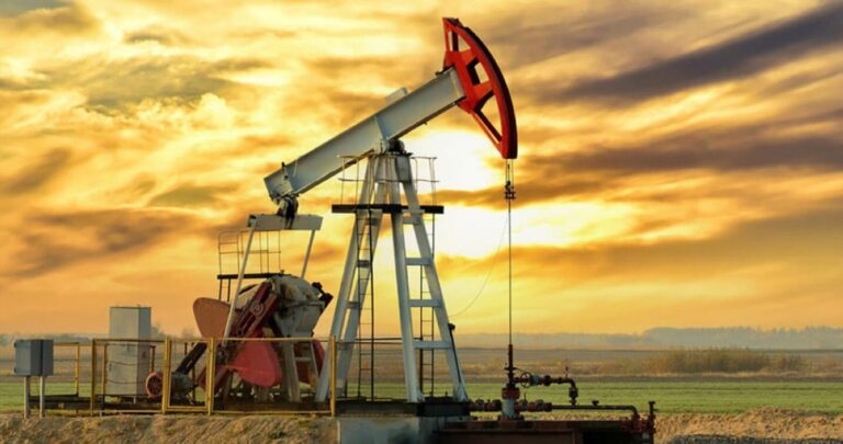 أسعار-النفط-تستقر-مع-خسائر-أسبوعية-هي-الأكبر-منذ-يونيو-الماضي