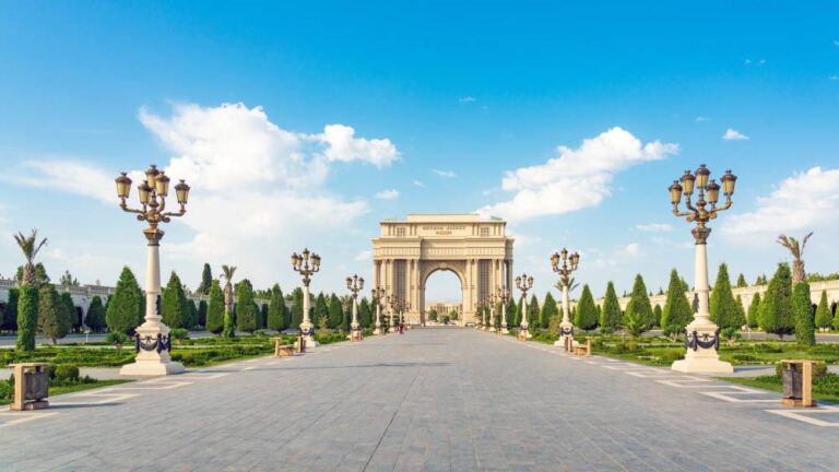أذربيجان.-«أرض-التناقضات»-والمغامرات