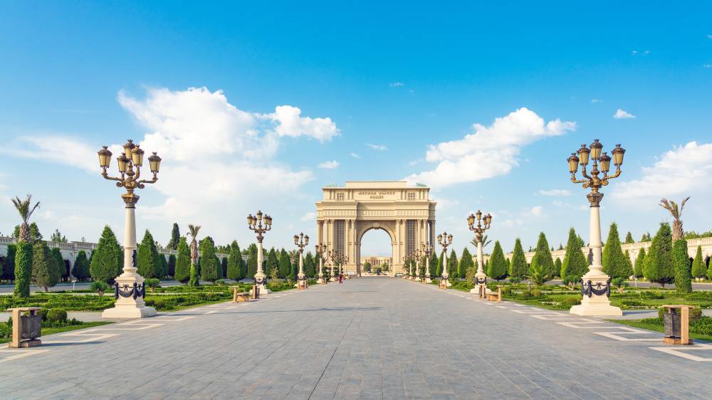 أذربيجان.-«أرض-التناقضات»-والمغامرات