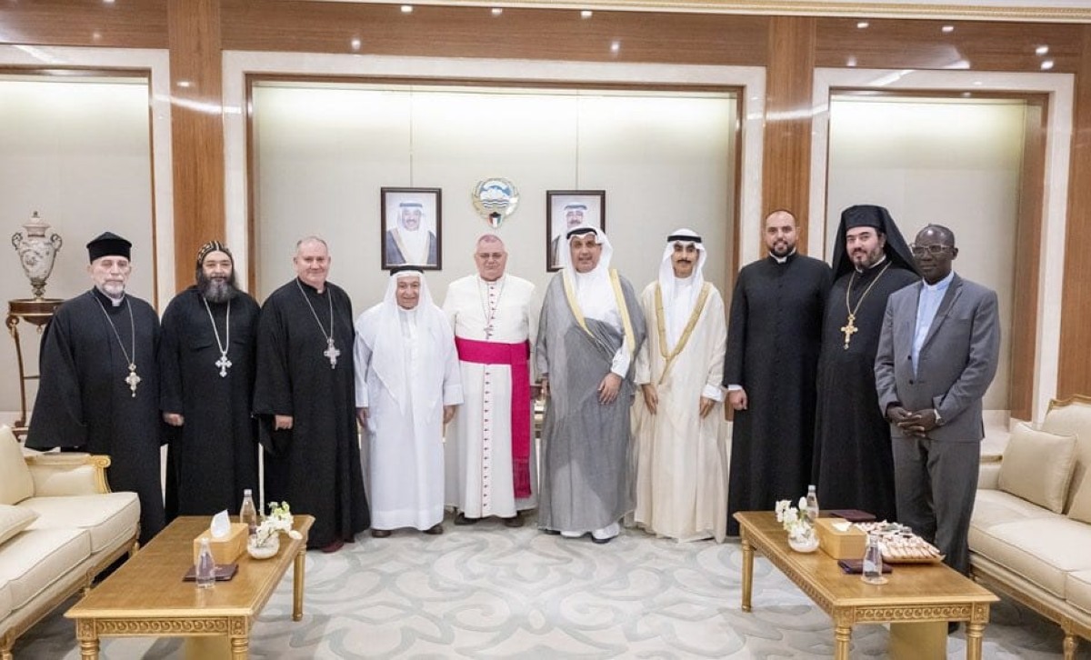 وزير-الديوان-الأميري-ورئيس-ديوان-ولي-العهد-يستقبلان-القس-عمانويل-غريب-وممثلي-الكنائس-في-الكويت