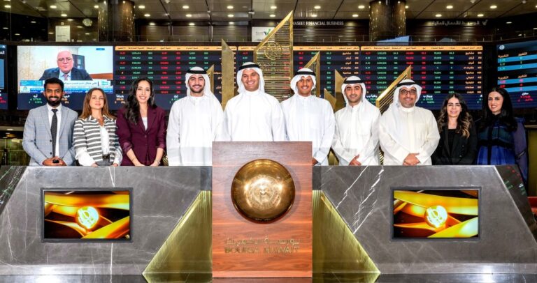 'البورصة'-تكرم-فريق-جامعة-الكويت-الفائز-بتحدي-أبحاث-المحللين
