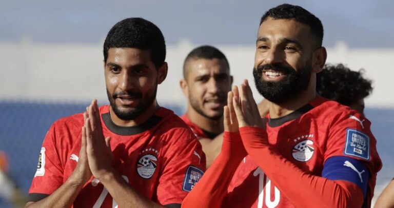 السيسي-يهنئ-'الفراعنة'-بالتأهل-للمونديال