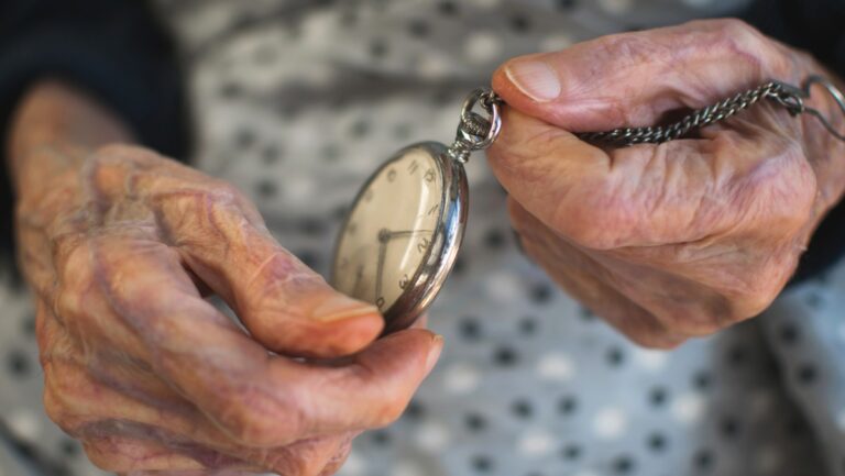 لماذا-نشعر-بأن-الوقت-يمرّ-أسرع-كلما-تقدّمنا-في-العمر؟