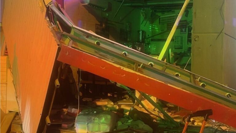 فرق-الإطفاء-تسيطر-على-انفجار-ناتج-عن-تسرب-غاز-في-مطعم-بالفروانية