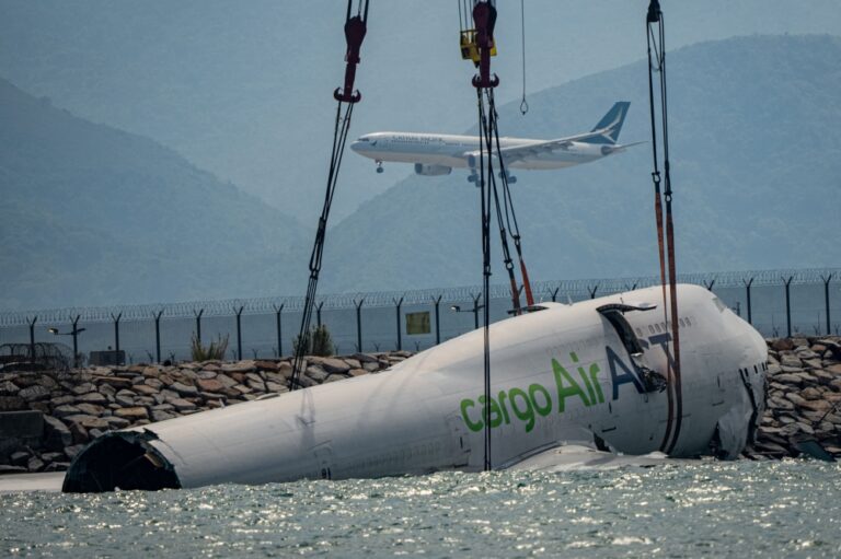 (بالصور)-انتشال-طائرة-الشحن-المنزلقة-في-هونغ-كونغ