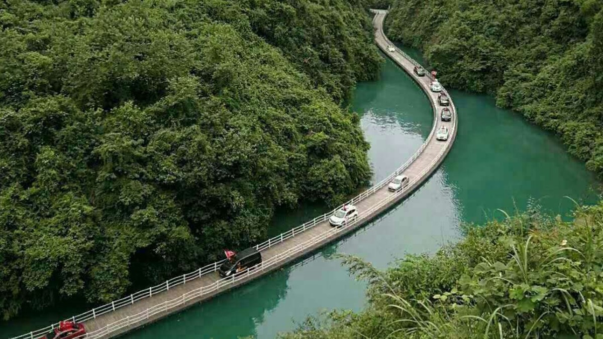 جسر-عائم-فوق-الماء-يثير-الدهشة