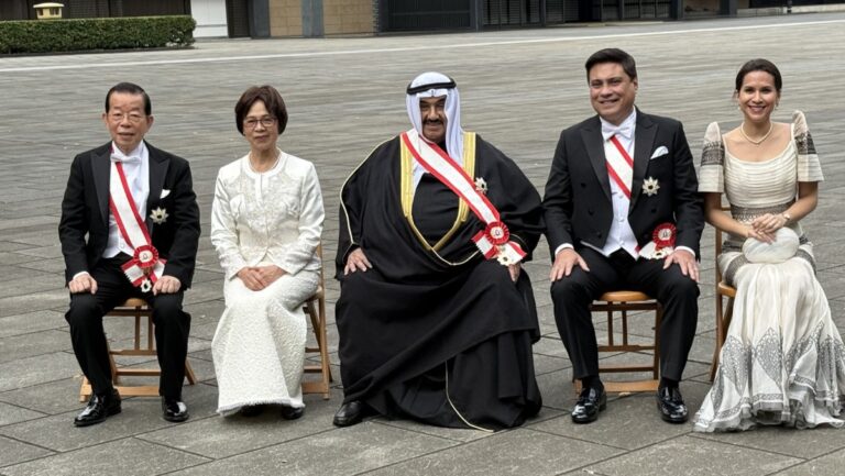 إمبراطور-اليابان-يقلّد-الشيخ-ناصر-المحمد-'الوشاح-الأكبر-لوسام-الشمس-المشرقة'