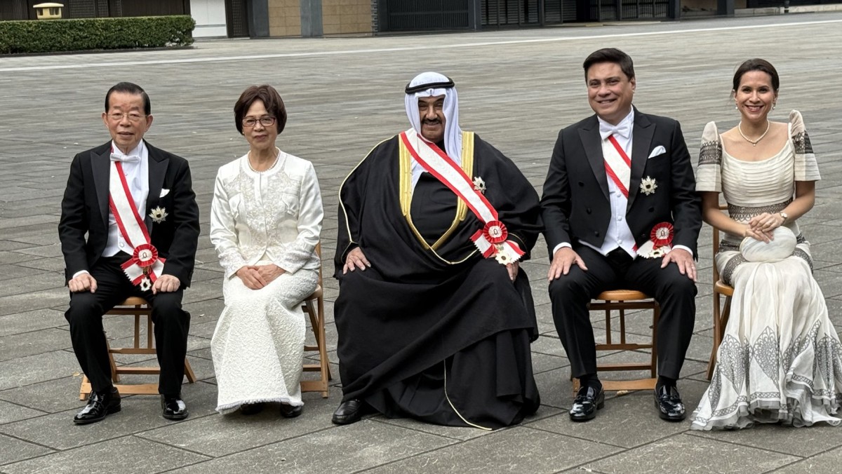 إمبراطور-اليابان-يقلّد-الشيخ-ناصر-المحمد-'الوشاح-الأكبر-لوسام-الشمس-المشرقة'