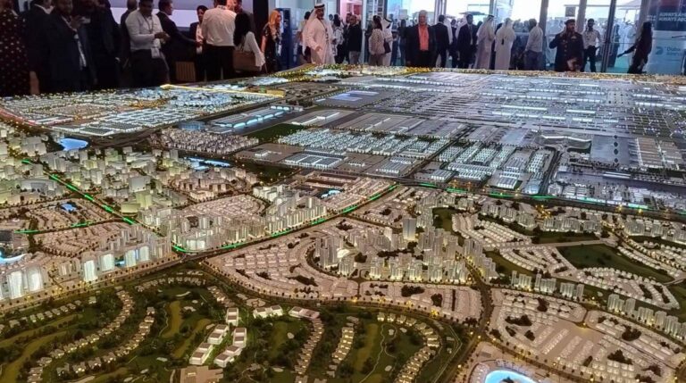 «آل-مكتوم-الدولي».-نموذج-المطار-الجديد-يخطف-أنظار-زوار-«دبي-للطيران»