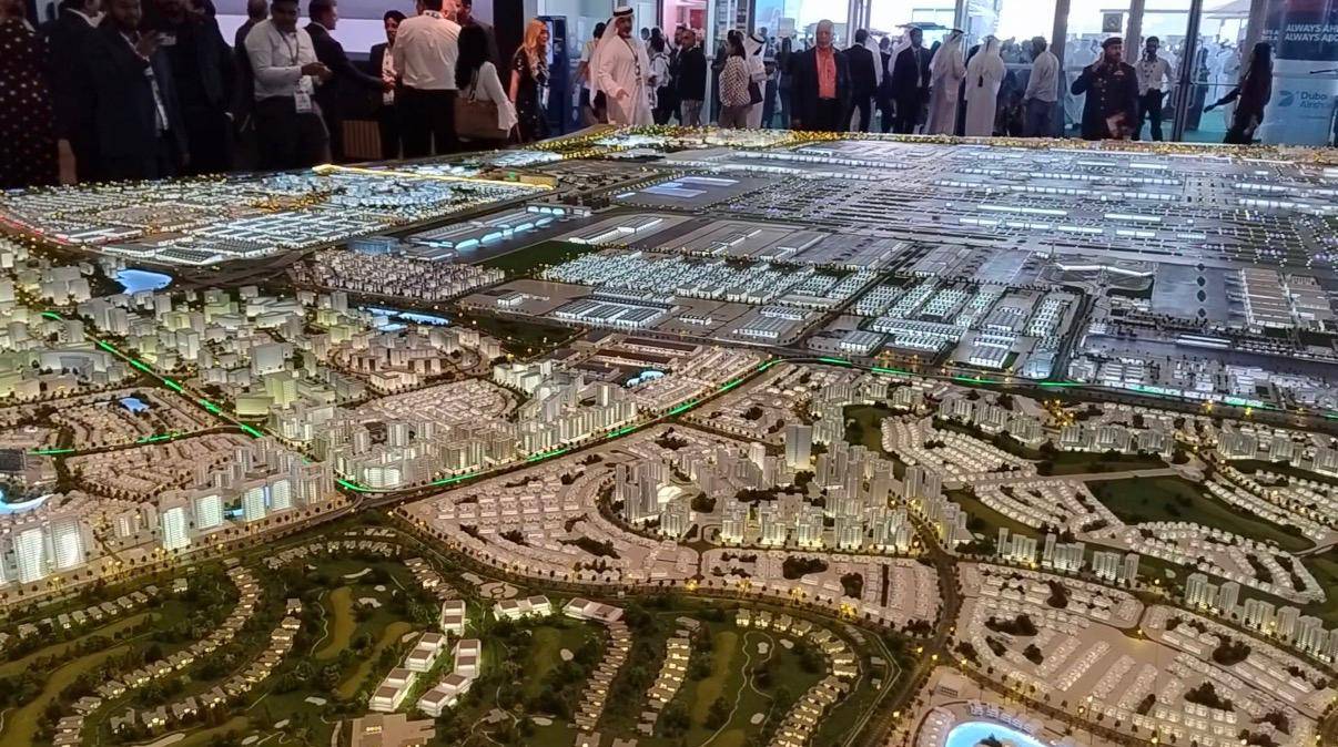 «آل-مكتوم-الدولي».-نموذج-المطار-الجديد-يخطف-أنظار-زوار-«دبي-للطيران»