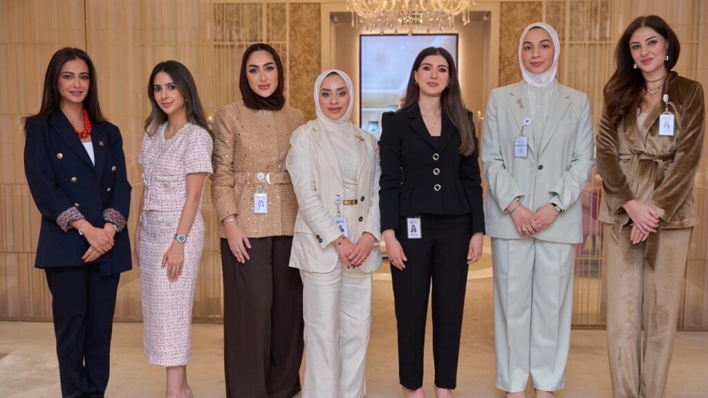 'الأهلي' يستضيف عميلاته بفعاليات حصرية لدى 'روبرتو كوين' للمجوهرات 35 'الأهلي'-يستضيف-عميلاته-بفعاليات-حصرية-لدى-'روبرتو-كوين'-للمجوهرات