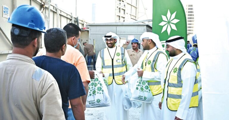 'التجاري'-يوزّع-كسوة-الشتاء-على-العمال