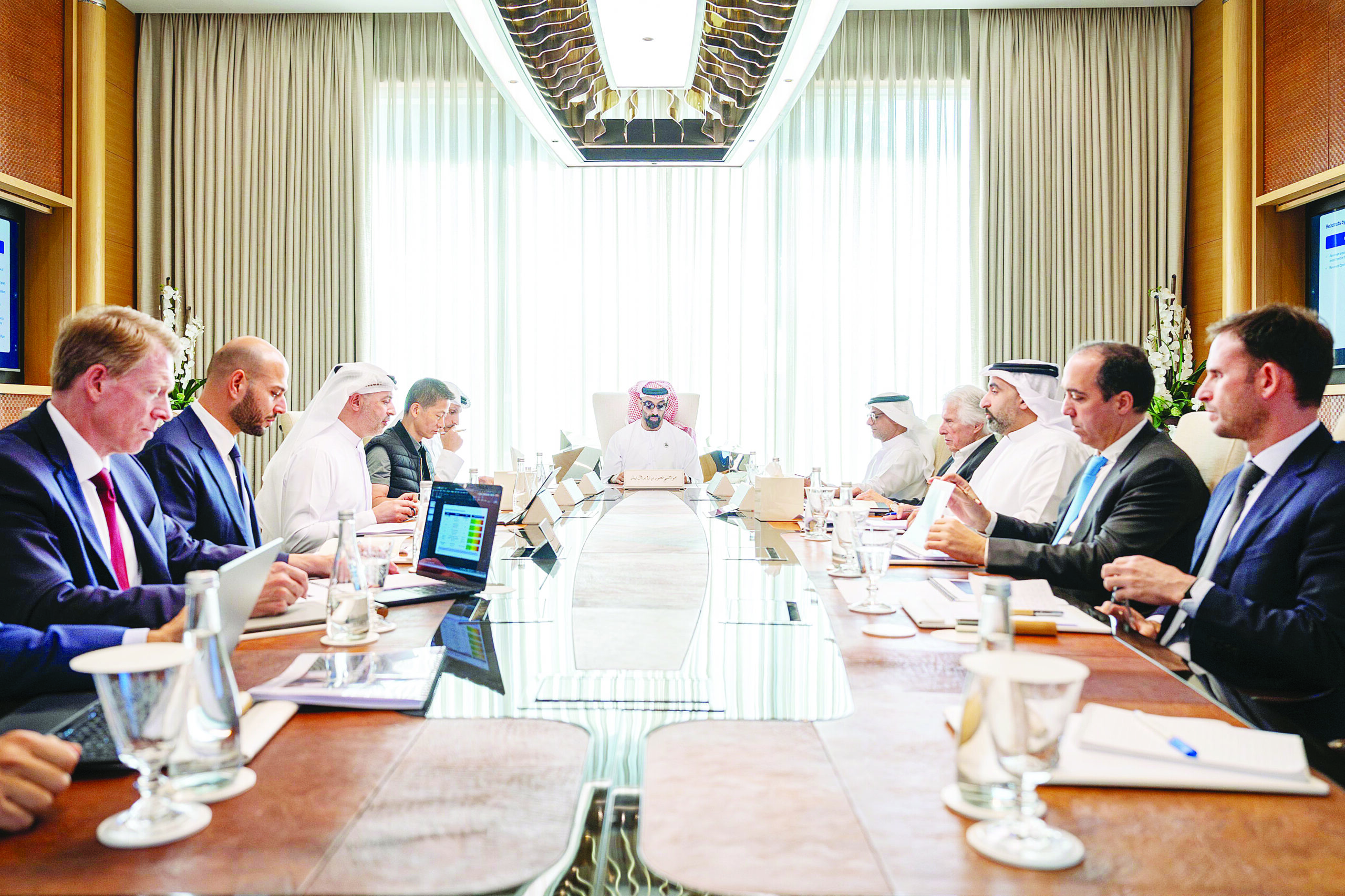 طحنون-بن-زايد-يستعرض-استثمارات-«mgx»-في-الذكاء-الاصطناعي-(فيديو)