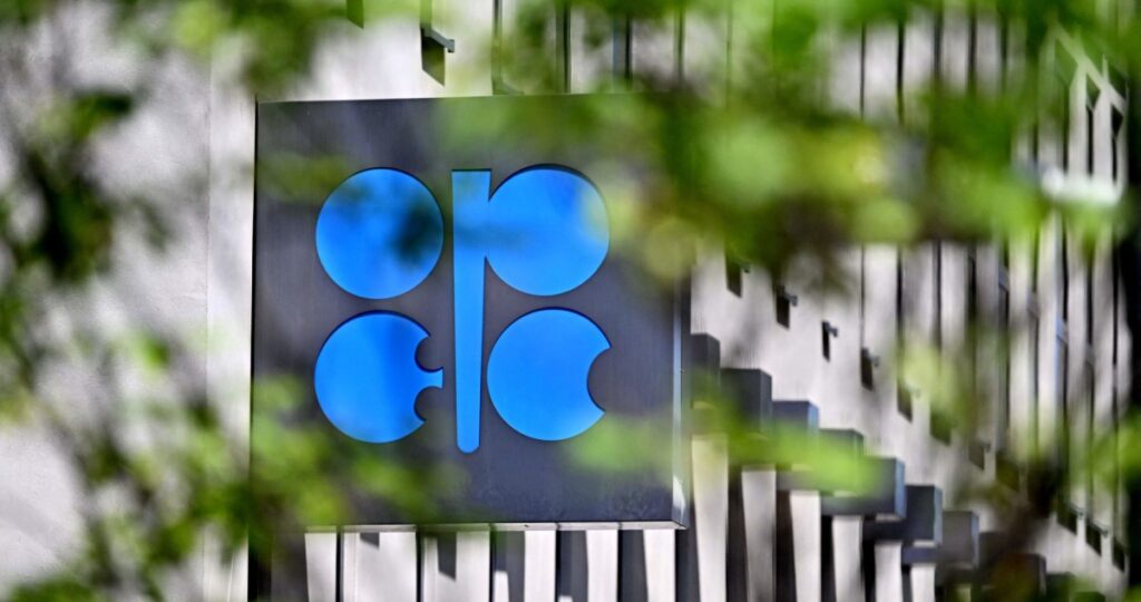 خبيران: 'اوبك بلس' تتحرك لطمأنة الأسواق ودعم الاستقرار 4 خبيران:-'اوبك-بلس'-تتحرك-لطمأنة-الأسواق-ودعم-الاستقرار