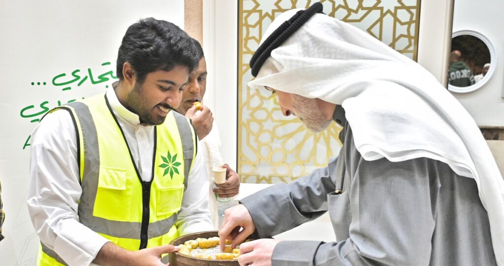 'التجاري' يحرص على خدمة المصلين في العشر الأواخر 5 'التجاري'-يحرص-على-خدمة-المصلين-في-العشر-الأواخر