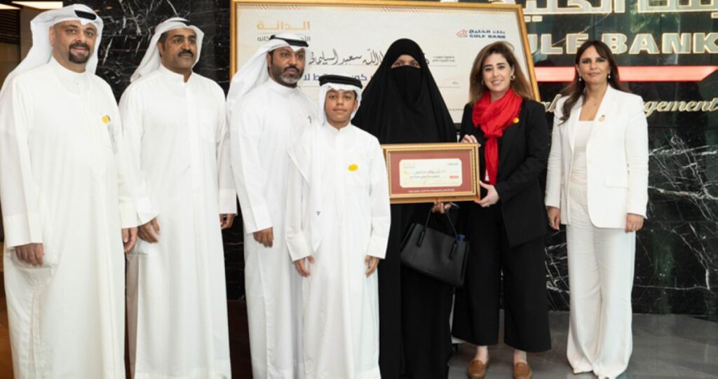 'الخليج' يودع 3 ملايين دينار في حساب مليونيري الدانة 2025 2 'الخليج'-يودع-3-ملايين-دينار-في-حساب-مليونيري-الدانة-2025