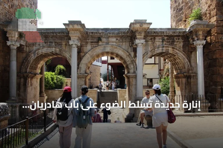 إنارة جديدة تسلط الضوء على باب هادريان الأثري في أنطاليا