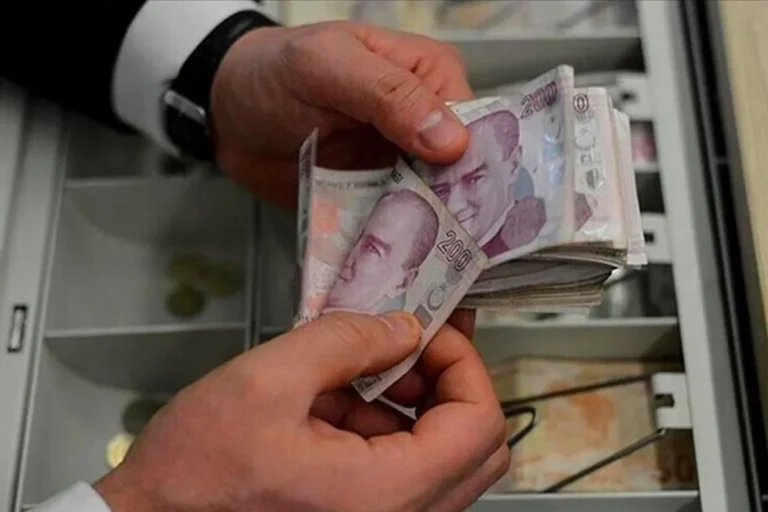إشعار بالاتصال بسياسة ملفات تعريف الارتباط والموقع