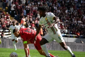 غنتشلربيرليغي يحرم أمد سبور من الصدارة بتعادل مثير 2-2 في الدوري التركي