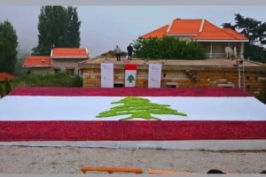 طلاب لبنانيون يشكلون علم البلاد بـ18 ألف تفاحة لدعم المزارعين