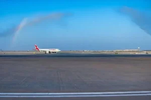 بريطانيا وكندا تحذران مواطنيهما من استخدام مطار الرياض بعد هجمات جديدة