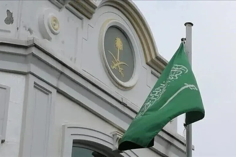 الخارجية السعودية تطلب من المواطنين المتأثرين بتعطل الرحلات التواصل مع البعثات الدبلوماسية